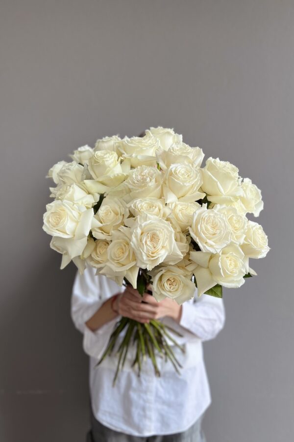 Bouquet of white roses By Lela Design