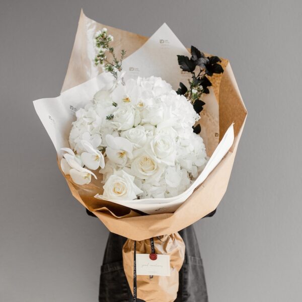 Bouquet of white roses by Lela Design 0