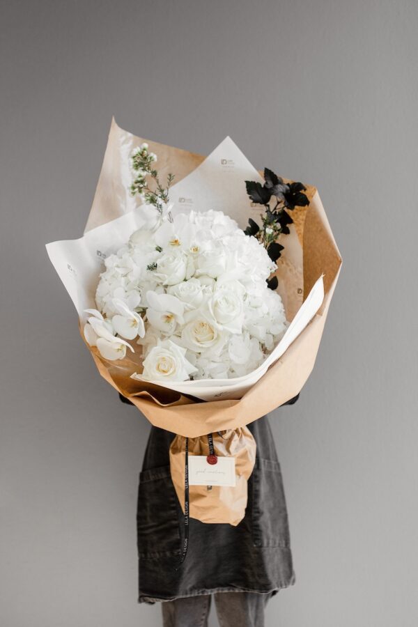 Bouquet of white roses by Lela Design 0