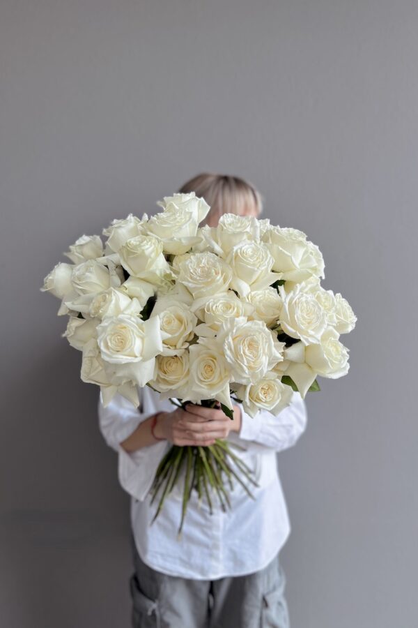 Bouquet of white roses By Lela Design 1