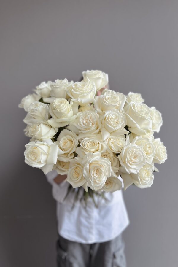Bouquet of white roses By Lela Design 2