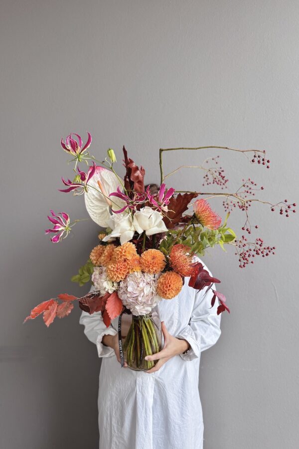 Seasonal flowers in a vase by Lela Design - Flower delivery Zagreb 3