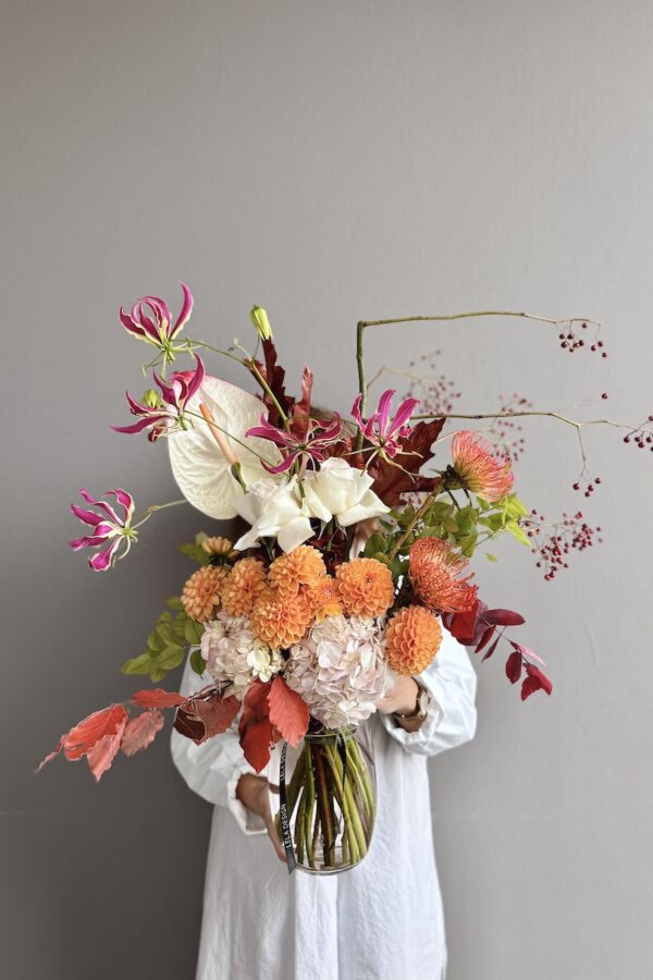 Seasonal flowers in a vase by Lela Design - Flower delivery Zagreb 3