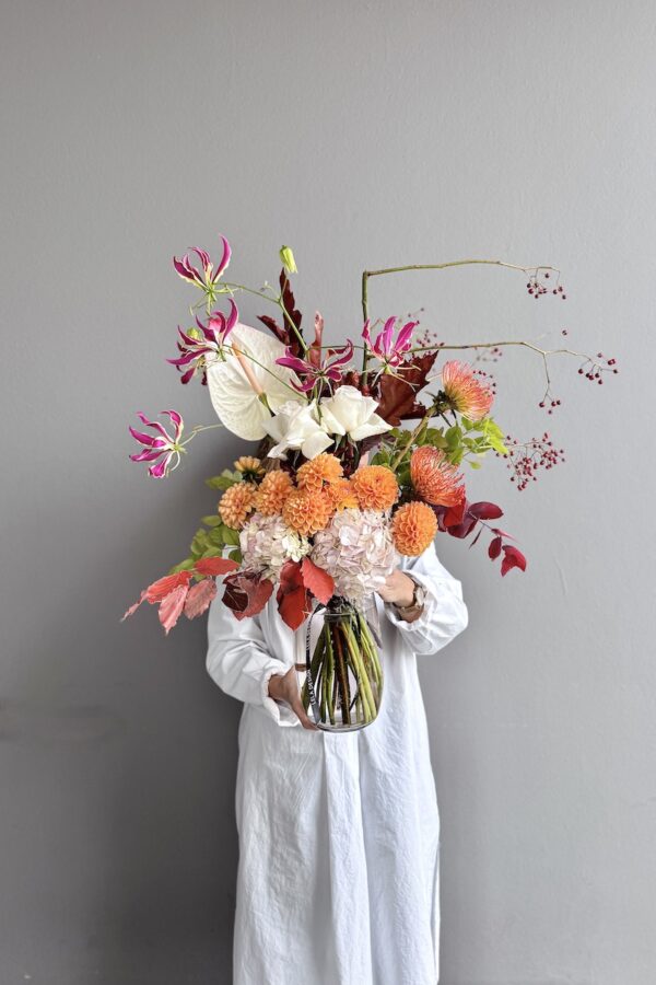 Seasonal flowers in a vase by Lela Design - Flower delivery Zagreb 3