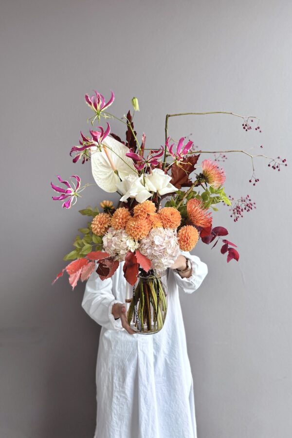 Seasonal flowers in a vase by Lela Design - Flower delivery Zagreb 3