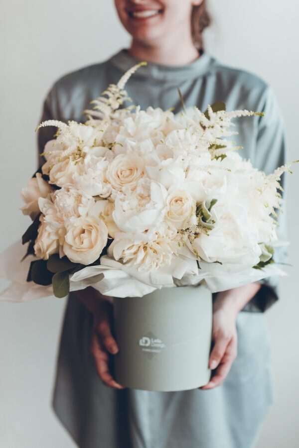 White floral decoration - Image 7