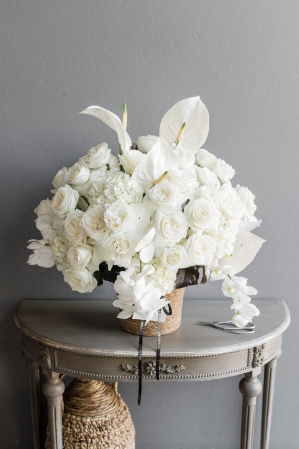 Bijelo cvijece u kosari by Lela Design 1