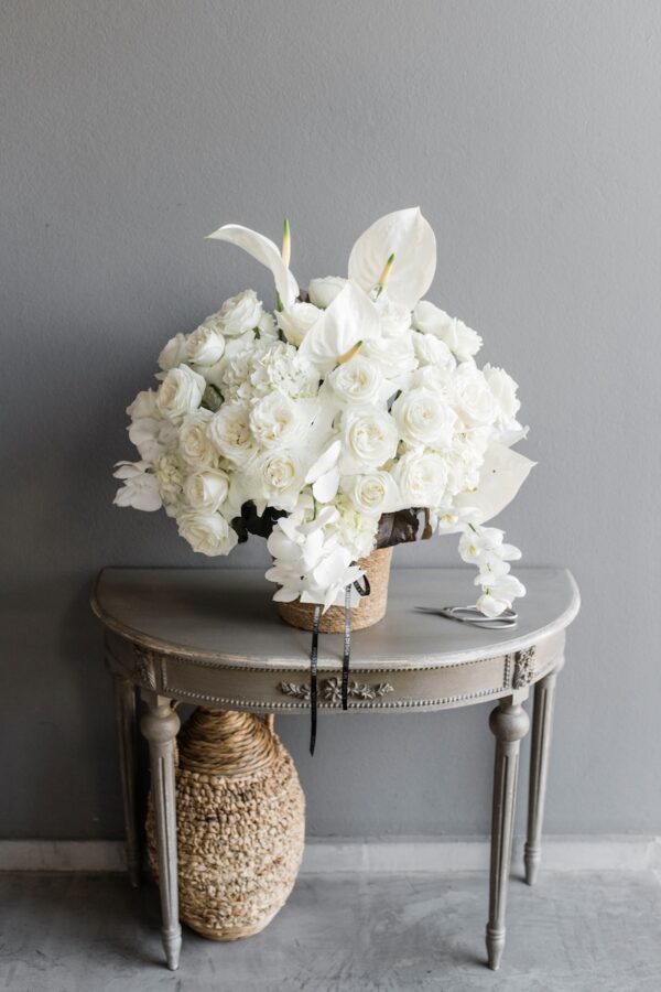 Bijelo cvijeće u košari by Lela Design 2