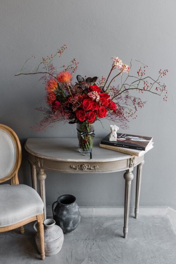 Crveno cvijece u vazi by Lela Design 1
