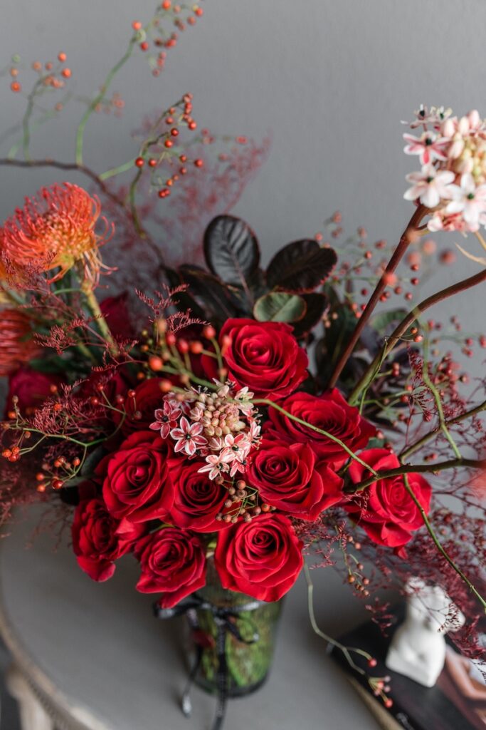 Crveno cvijece u vazi by Lela Design 2