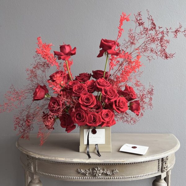 Decoration of red roses by Lela Design 0