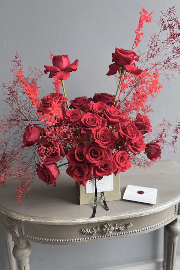 Decoration of red roses by Lela Design 1