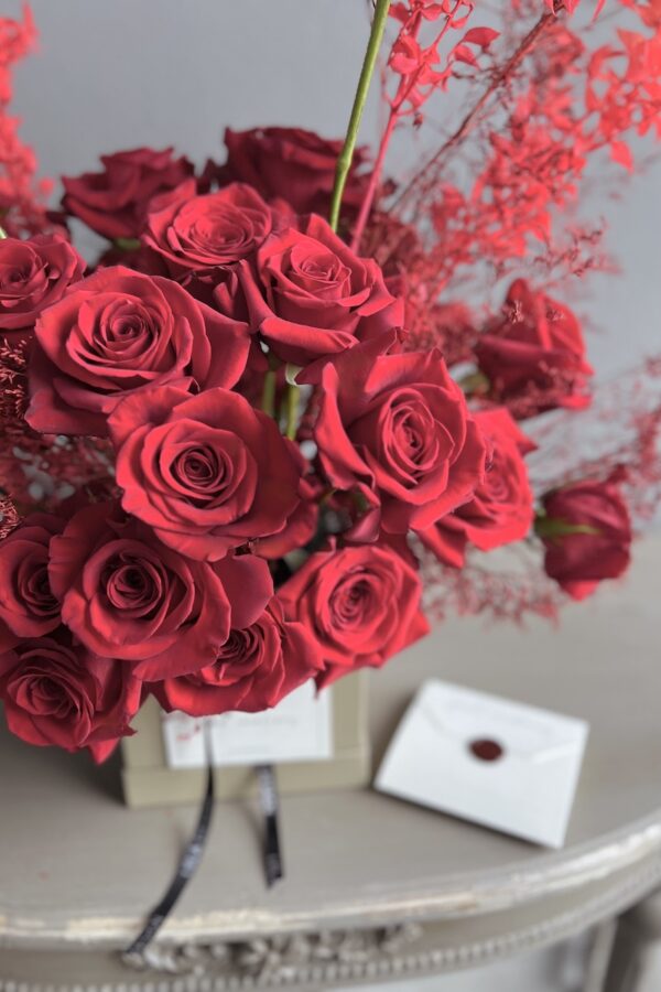 Decoration of red roses by Lela Design 3