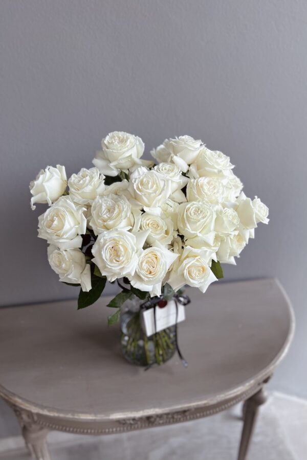 Bijele ruze u vazi by Lela Design 0