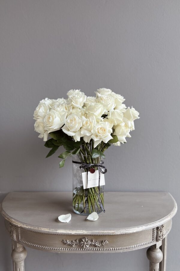 White roses in a vase by Lela Design 2