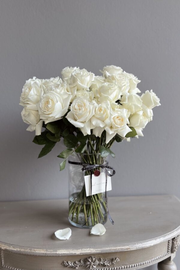 White roses in a vase by Lela Design 3