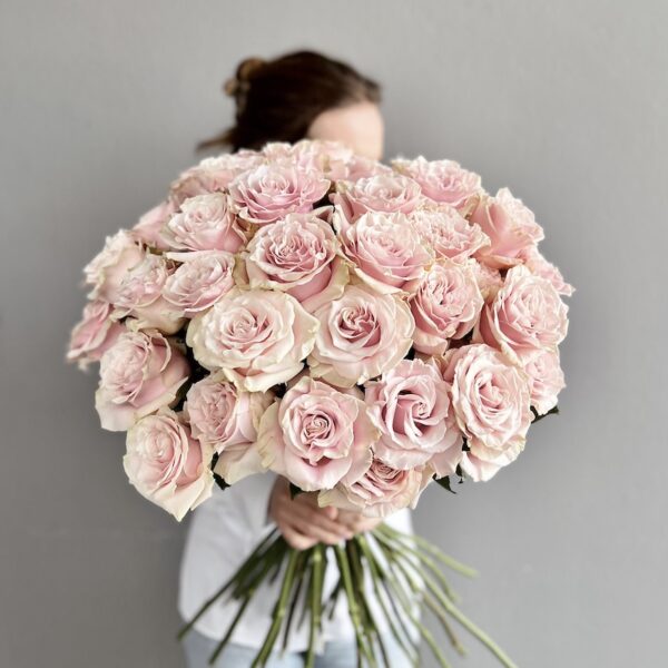 Bouquet of pastel roses by Lela Design - Delivery