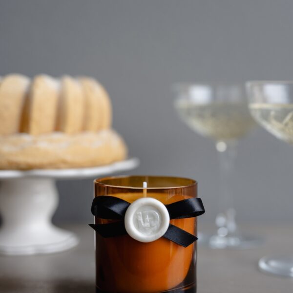 Candle with a subtle floral scent by Lela Design 0