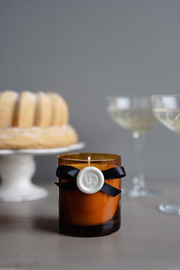 Candle with a subtle floral scent by Lela Design 0