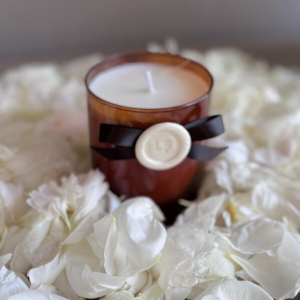 Candle with a mild floral scent by Lela Design 3