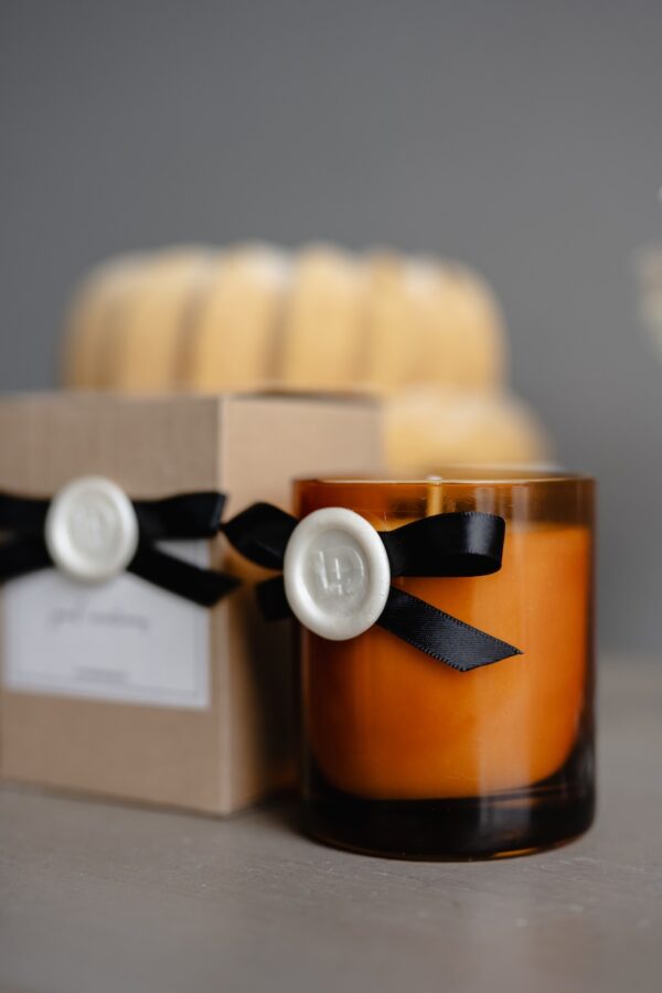 Candle with a subtle floral scent by Lela Design 4