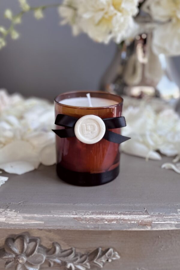 Candle with a mild floral scent by Lela Design 3